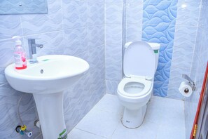 Chuveiro, toalhas de banho, sabonete, shampoo
