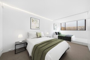 3 habitaciones, escritorio y tabla de planchar con plancha 