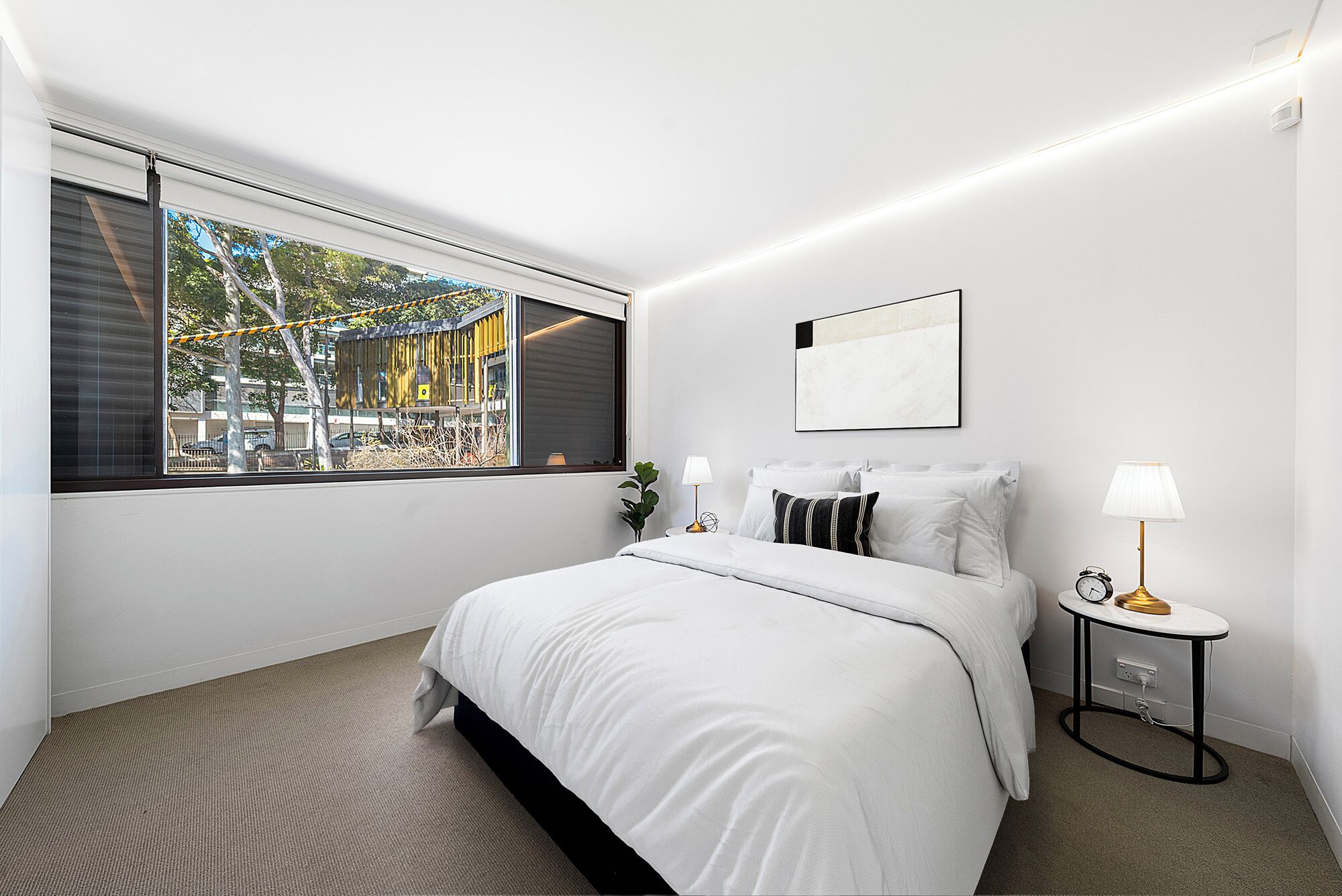 3 habitaciones, escritorio y tabla de planchar con plancha 