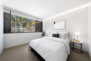 3 chambres, bureau, fer et planche à repasser, lit parapluie