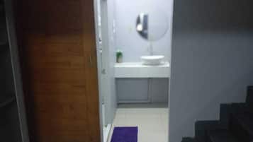 ฝักบัว, ผ้าเช็ดตัว, สบู่, กระดาษชำระ