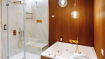 Luxury-Studiosuite | Badezimmer | Haartrockner, Hausschuhe, HandtĂŒcher, Seife