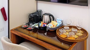 Ein Hoteltresen mit Kaffeemaschine, Teekocher und verschiedenen Snacks.