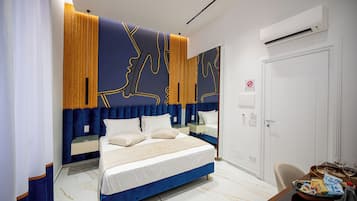 Habitación Deluxe, 1 cama de matrimonio grande, vistas a la ciudad | Caja fuerte, escritorio, espacio para trabajar con un portátil