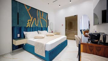 Suite estudio de lujo | Caja fuerte, escritorio, espacio para trabajar con un portátil