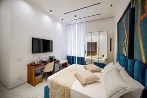 Luxury Studio Suite | In-room safe, desk, laptop workspace, soundproofing