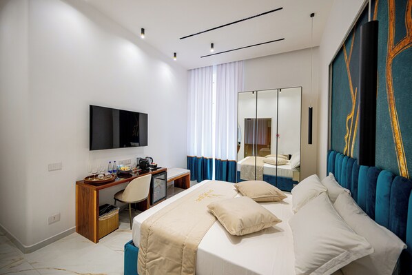 Luxury Studio Suite | In-room safe, desk, laptop workspace, soundproofing - Di Virgilio Suite Luxury (Naples)