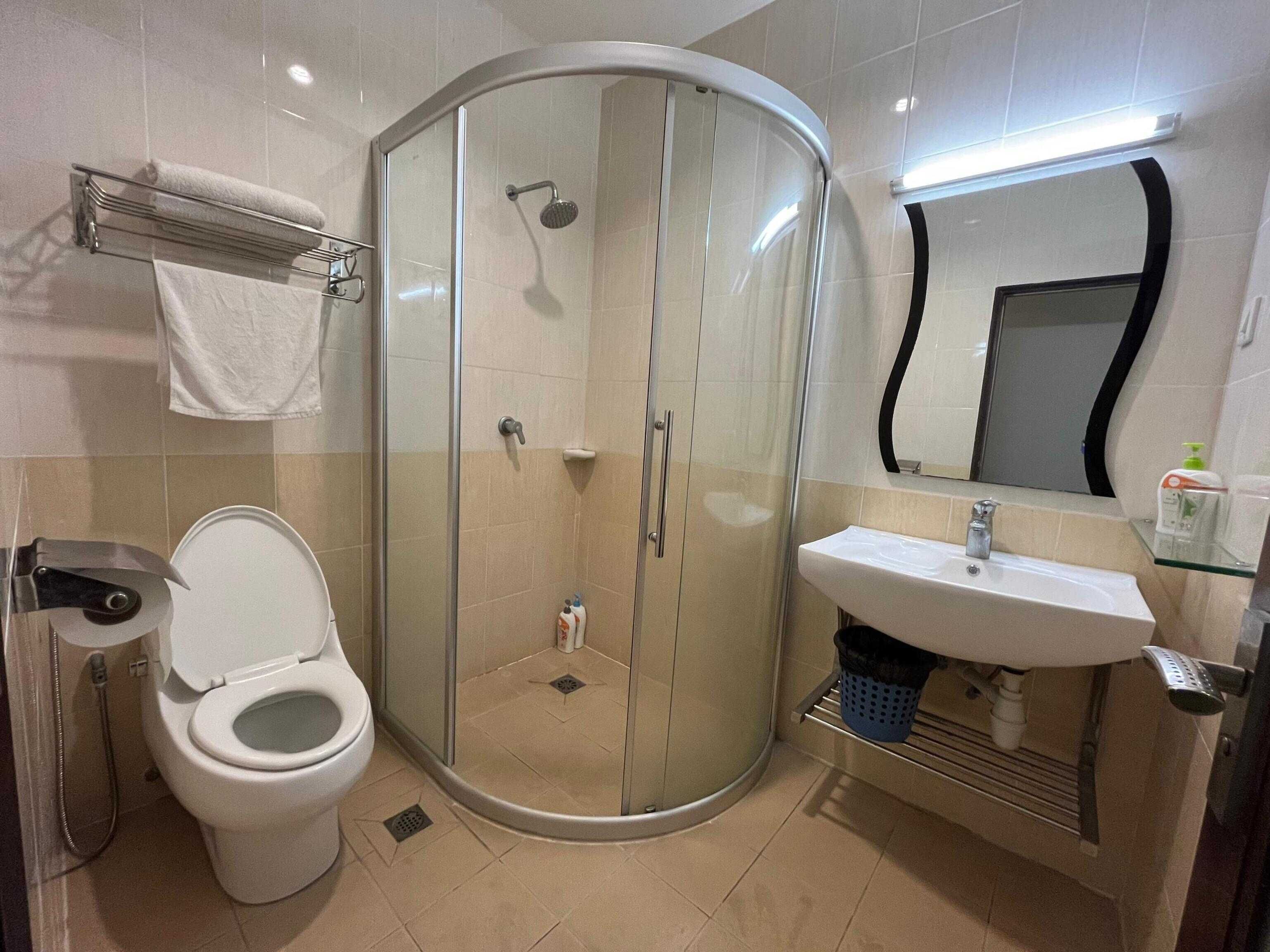 Shower, rainfall showerhead, free toiletries, towels