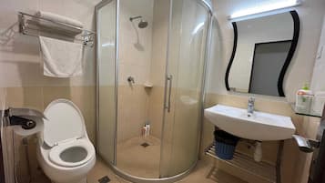 Shower, rainfall showerhead, free toiletries, towels