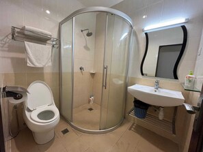 Shower, rainfall showerhead, free toiletries, towels - Hotel O Atari Inn (Tawau)