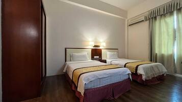 Kamar Twin Standar | Meja kerja, ruang kerja ramah laptop, dan seprai linen