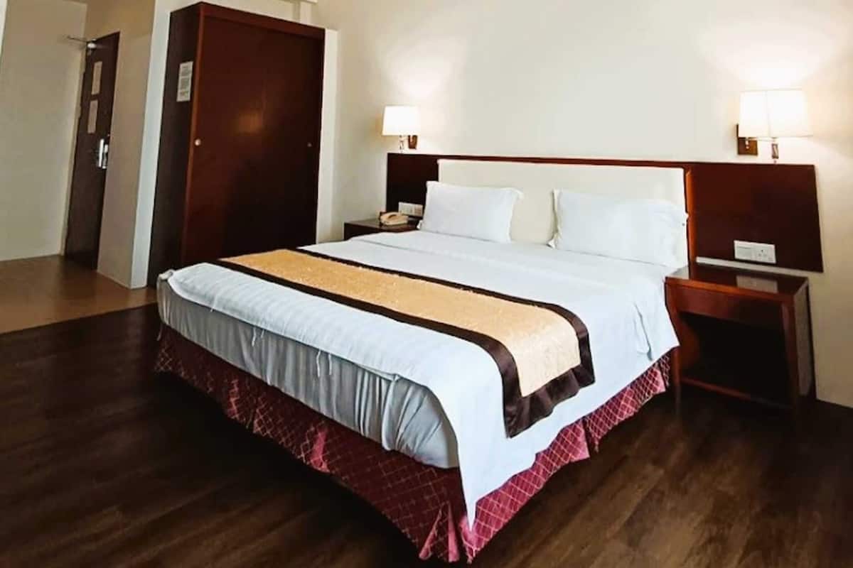 Doppia Standard, 1 letto king | Una scrivania, postazione laptop, lenzuola