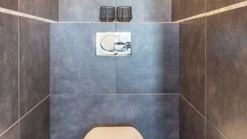 Een haardroger, toiletpapier