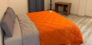 1 quarto, escrivaninha, Wi-Fi, roupa de cama