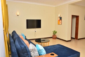 Executive-Apartment, 2 Schlafzimmer, Terrasse | Wohnbereich | 50-Zoll-Smart-TV mit Satellitenempfang, Drucker