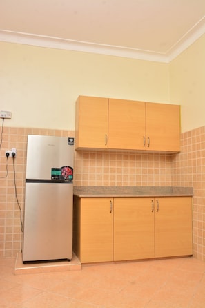 Departamento ejecutivo, 2 habitaciones, patio | Cocina privada | Refrigerador con congelador, microondas, horno y parrilla de estufa