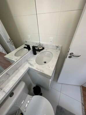 Familie appartement | Badkamer | Een douche, handdoeken, zeep, shampoo