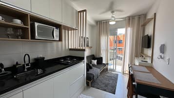 Apartamento família | Cozinha privada | Geladeira grande, micro-ondas, cooktop