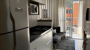 Apartamento família | Cozinha privada | Geladeira grande, micro-ondas, cooktop
