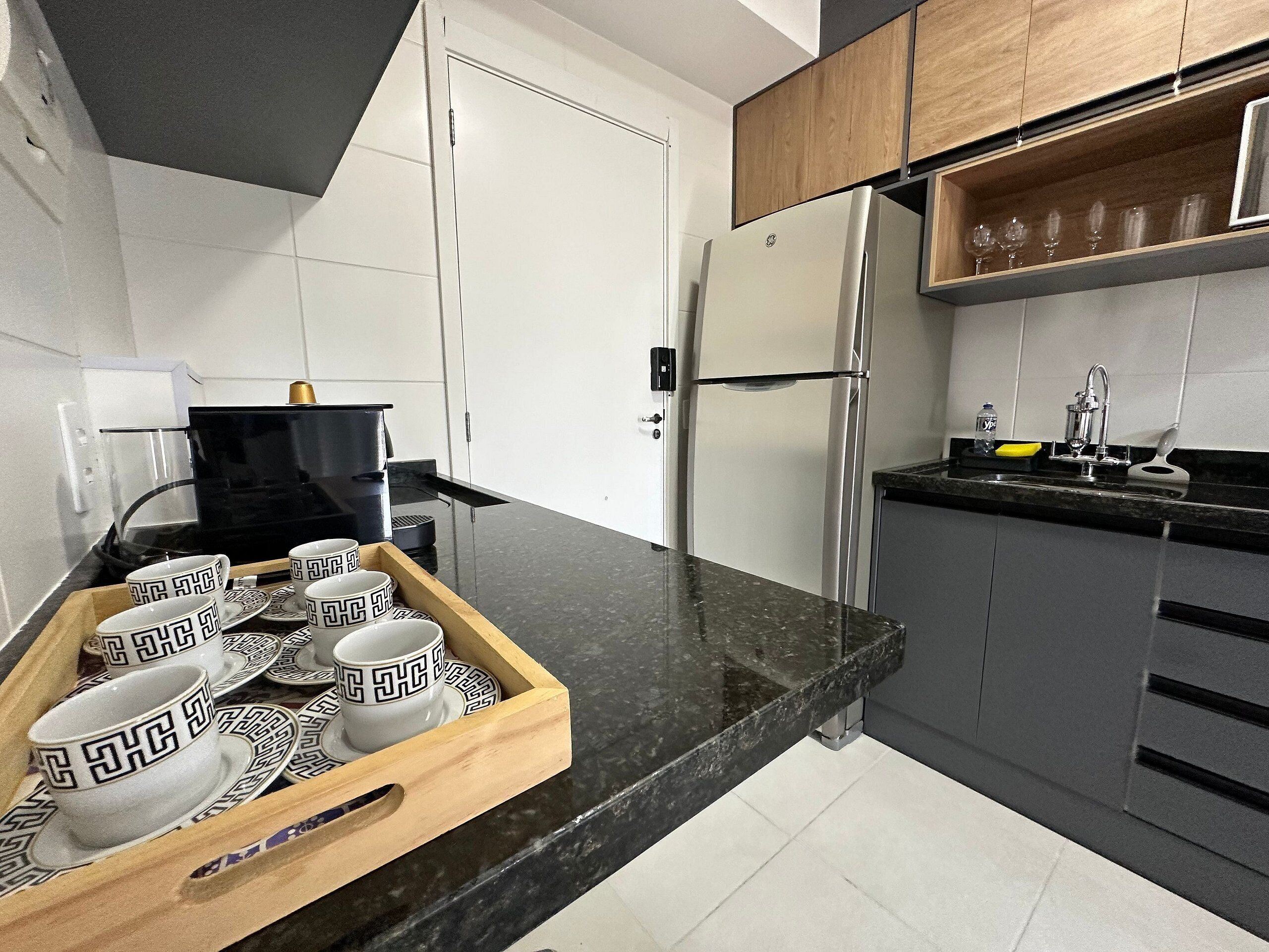 Apartamento básico | Cozinha privada | Geladeira grande, micro-ondas, cooktop