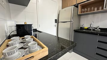 Apartamento básico | Cozinha privada | Geladeira grande, micro-ondas, cooktop