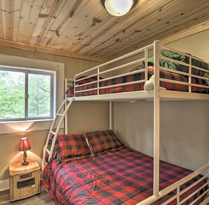 3 bedrooms, travel cot, free WiFi, bed sheets - Secluded cabin on Grindstone Lake w/ private boat landing (Hayward)