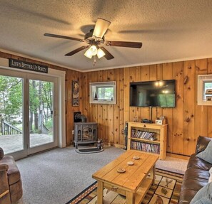 Smart TV, fireplace, DVD player, books - Secluded cabin on Grindstone Lake w/ private boat landing (Hayward)