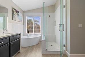 Douche, séchoir à cheveux, serviettes fournies, savon