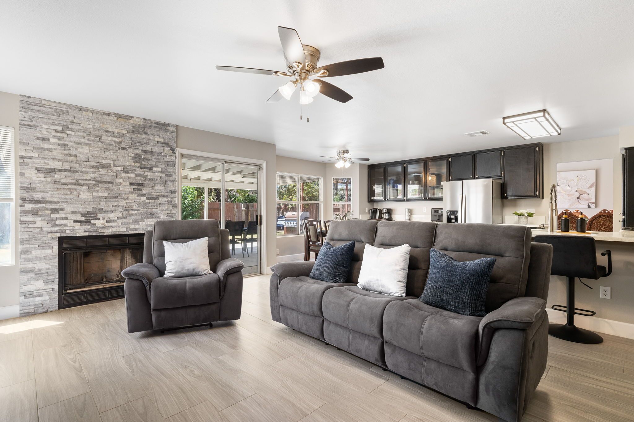 Smart-TV, Kamin, Videospiele, Bücher