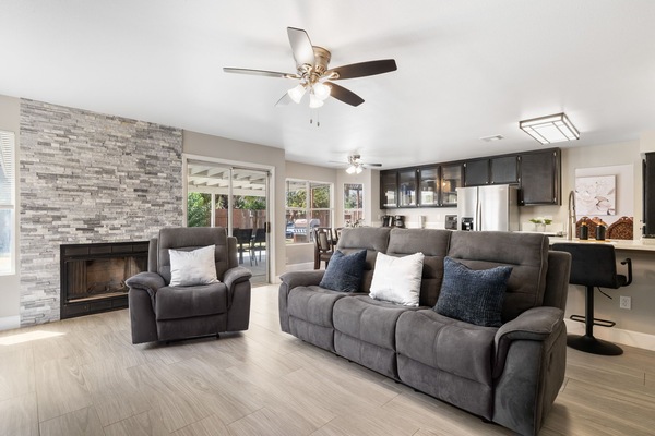 Smart-tv, eldstad, tv-spel och böcker