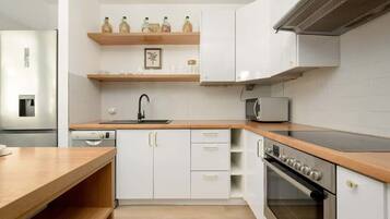 Geladeira, micro-ondas, fogão, cooktop