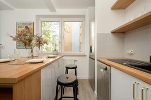 Fridge, microwave, oven, stovetop - Partynicka 7A Wrocław | Cozy Apartment | 2 Balconies | Remote work | Pet friendl (Wroclaw)