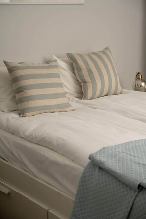 1 habitación, escritorio, tabla de planchar con plancha y cuna de viaje 