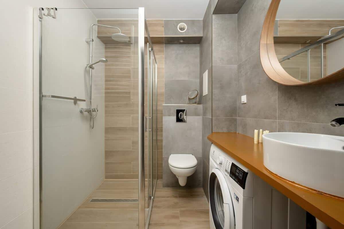 Een douche, een haardroger, handdoeken, shampoo