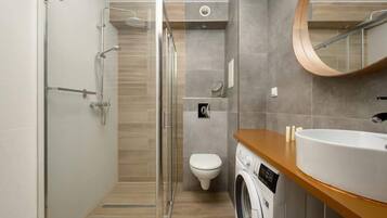 Een douche, een haardroger, handdoeken, shampoo