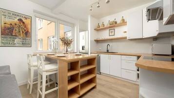 Køleskab, mikrobølgeovn, ovn, kogeplade