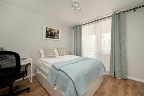 1 habitación, escritorio, tabla de planchar con plancha y cuna de viaje 