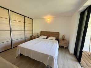 3 bedrooms, iron/ironing board, WiFi, bed sheets