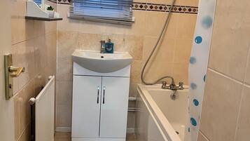 House | Bathroom | Combined shower/bathtub, deep-soaking bathtub, towels