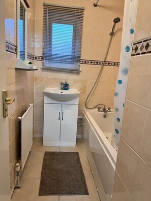 Bathroom - Hive Stays Close to Abbeywood Free Parking Wifi (Erith)