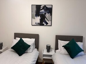 3 bedrooms, iron/ironing board, free WiFi, bed sheets - Hive Stays Close to Abbeywood Free Parking Wifi (Erith)