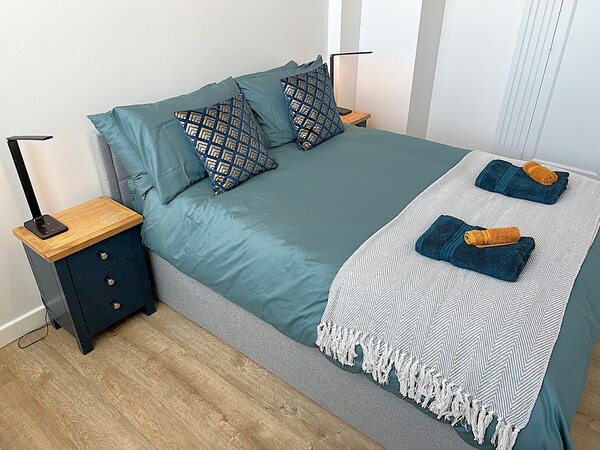 City Centre - Sleeps 4 & Free Parking - Birmingham