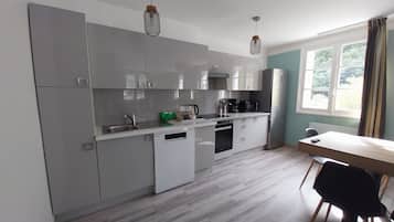 Frigorifero, microonde, forno, piano cottura