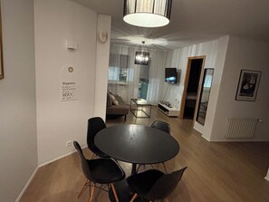 Comfort-Apartment | Wohnbereich | 32-Zoll-LCD-Fernseher mit Kabelempfang