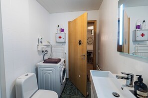 舒适公寓 | 浴室 | 淋浴设施、毛巾、肥皂、洗发水