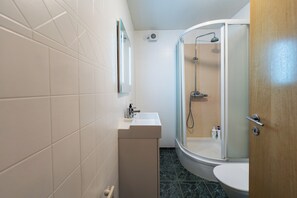 Ducha, toallas, jabón, shampoo