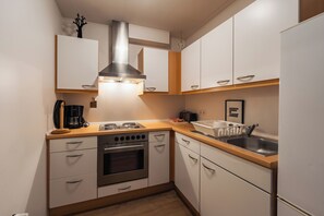 Fridge, microwave, oven, stovetop - Hafnarstræti 100, Downtown Apartment (Akureyri)