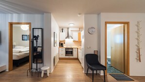 Un appartement moderne comprenant une cuisine, un coin repas et un salon.