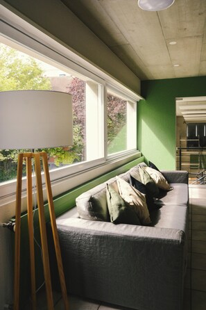 Living area - Alaïa Hostel (Sion)