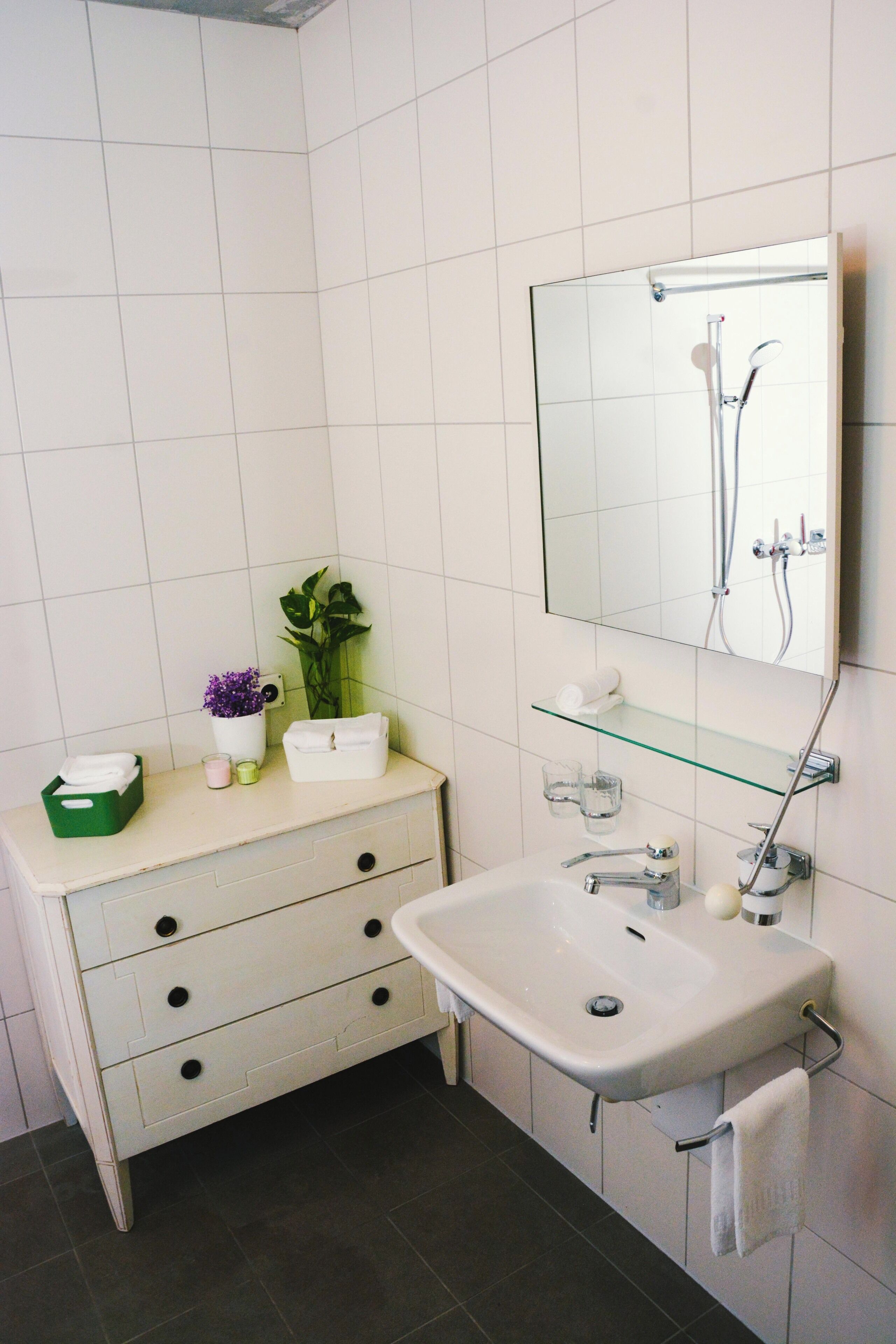 Habitación doble Confort | Baño | Regadera y papel de baño 